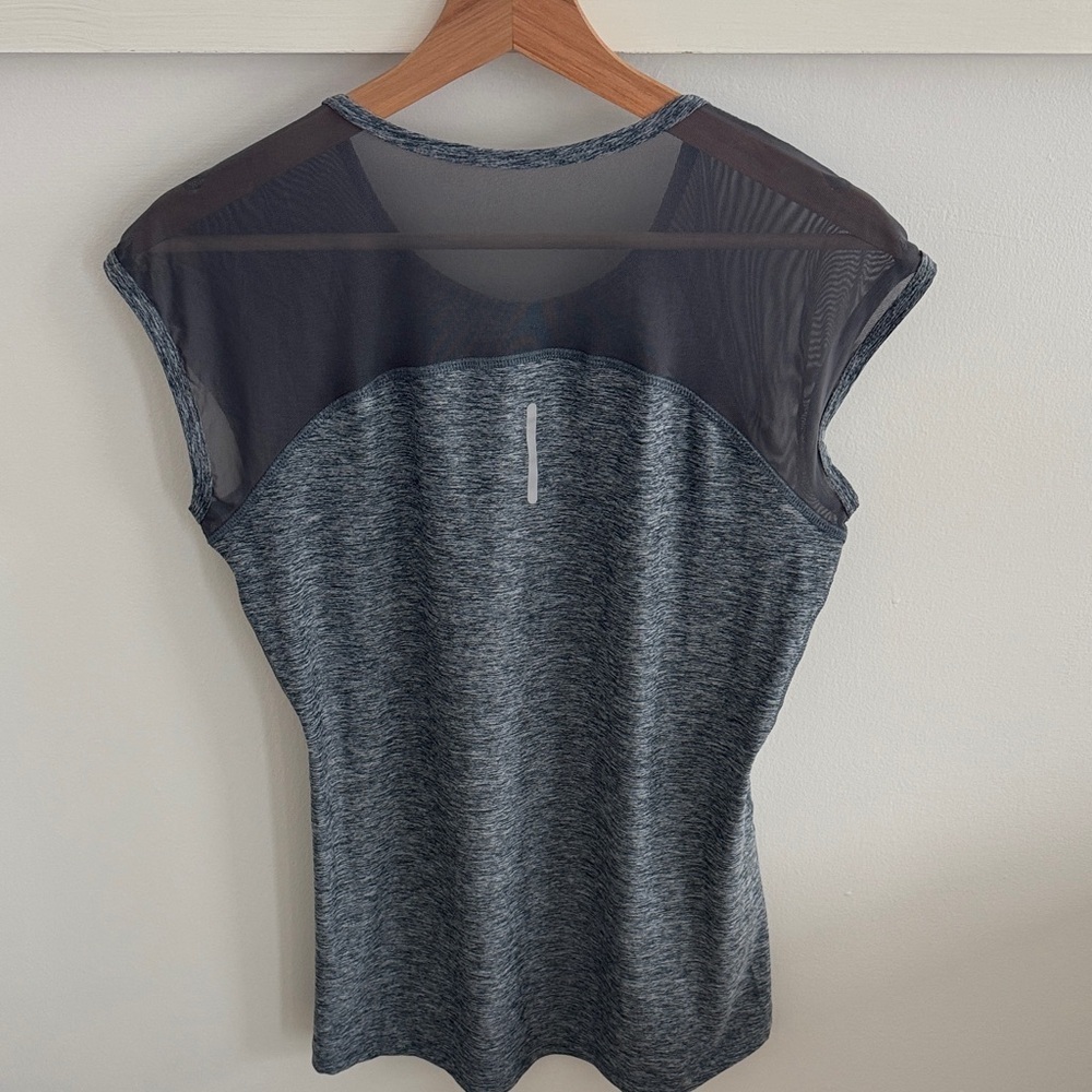 Reebok Women’s Gray Athletic Mesh Panel Workout Top Performance Short Sleeve S - Picture 6 of 6